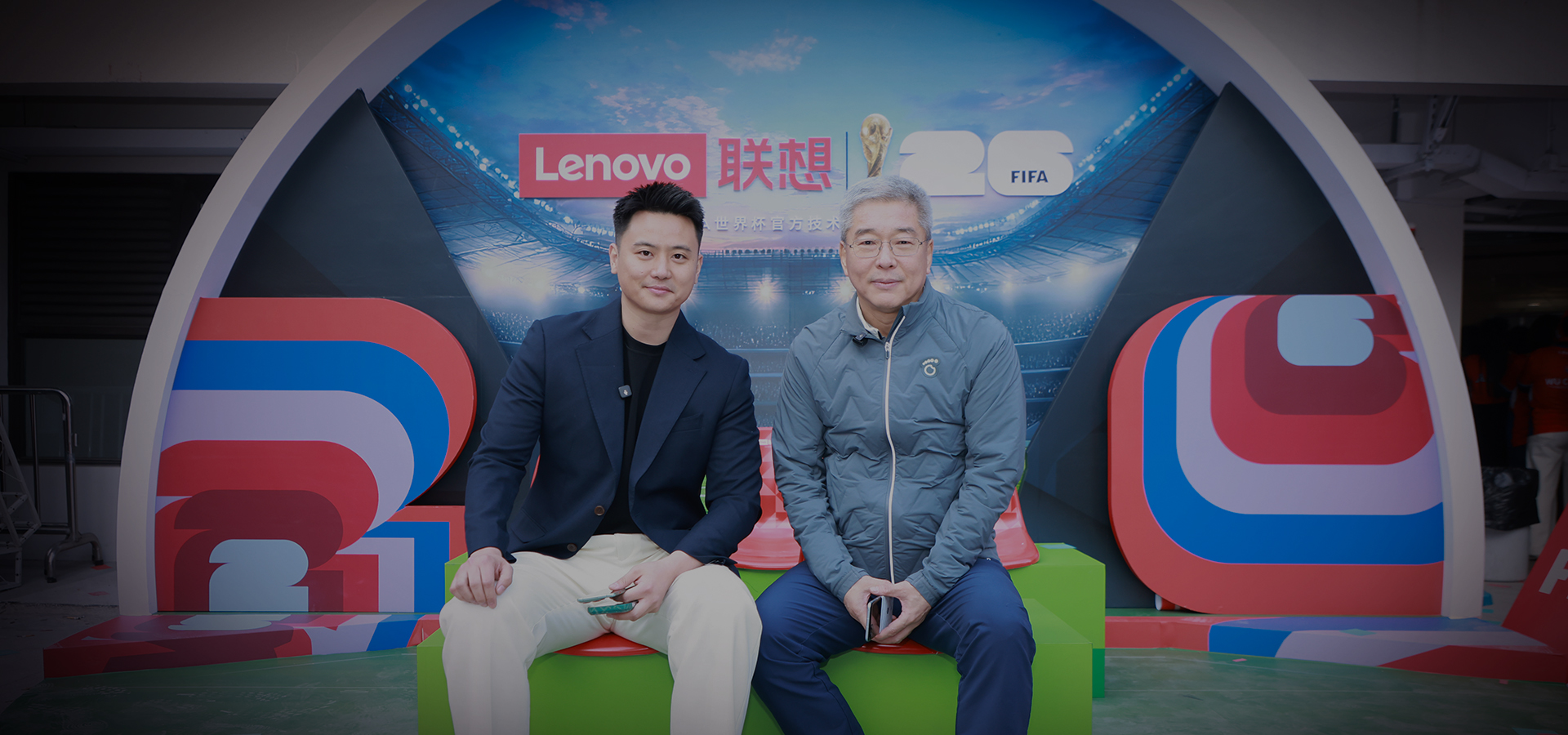 那些看台上的座椅，看似简单却承载着无数球迷的欢笑与泪水见证着每一次呐喊、每一次庆祝也珍藏着每一段关于热爱的记忆